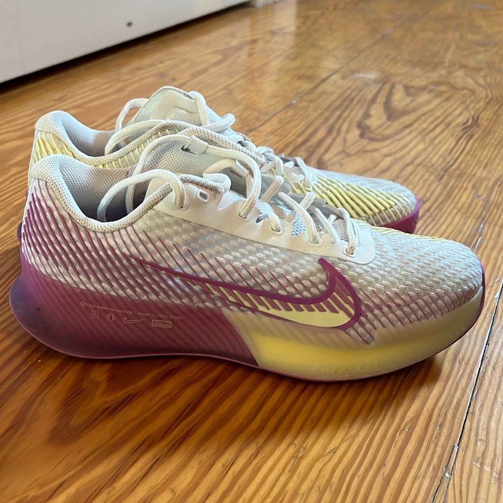 Nike Zoom Vapor 11 Tennis Shoes, worn, but in good shape! Women’s 7.5